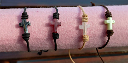 Brunt lær-armbånd med grønt kors