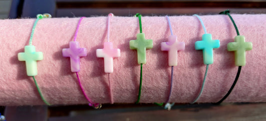 Lyseblått makramé-armbånd med kors