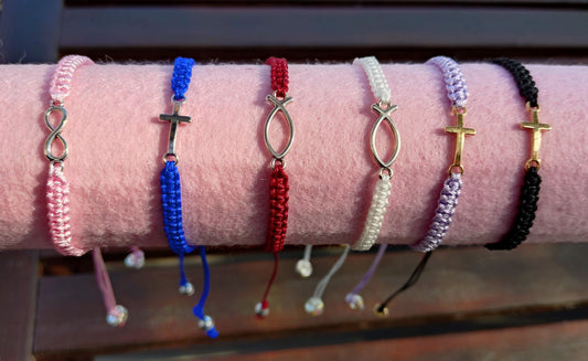 Lavendel makramé-armbånd med kors