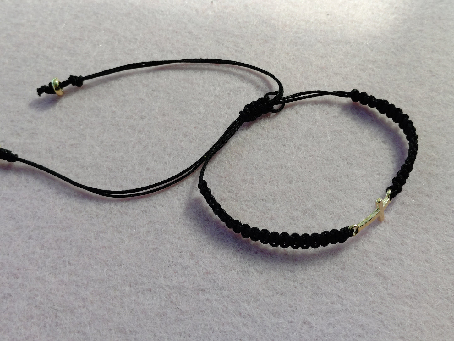 Sort makramé-armbånd med kors