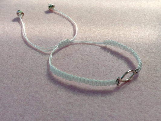 Hvitt makramé-armbånd med Ichthus-fisken