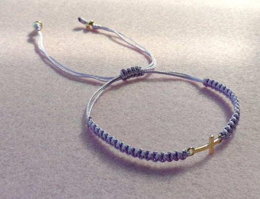 Lavendel makramé-armbånd med kors