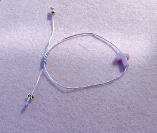 Lavendel makramé-armbånd med kors