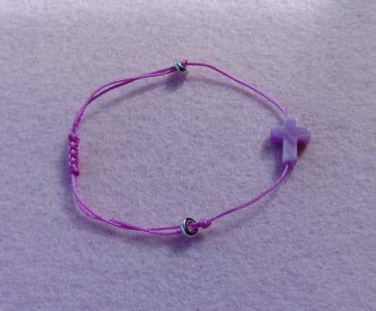 Lillarosa makramé-armbånd med kors