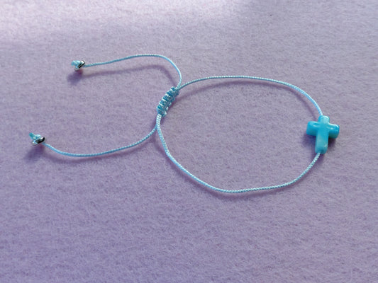Lyseblått makramé-armbånd med kors