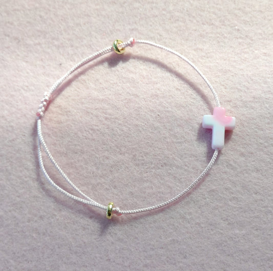 Lyserosa makramé-armbånd med kors