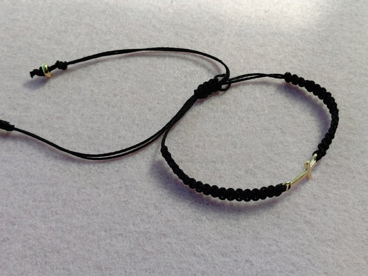 Sort makramé-armbånd med kors